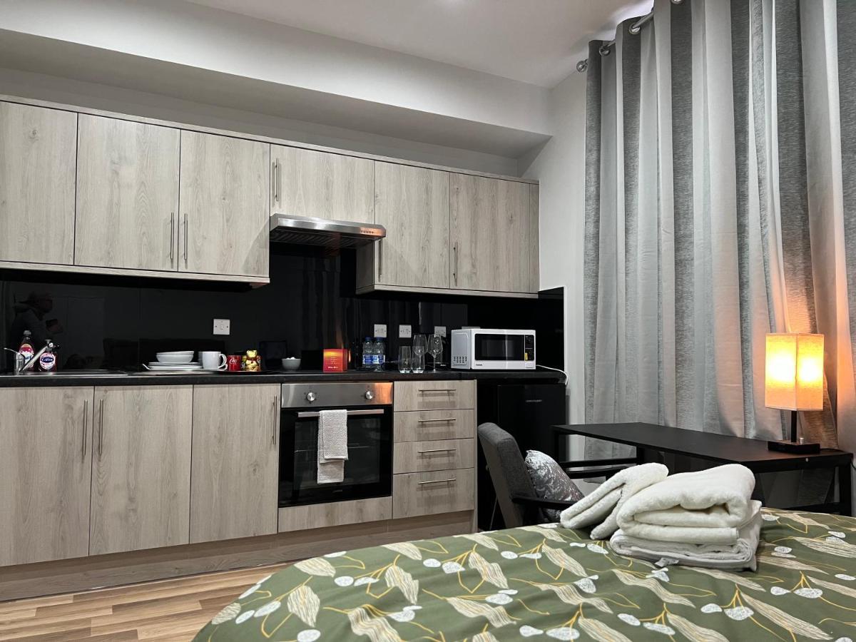Mia Residence - Entire Studio Apartment - City View - London - Next To Ealing Broadway Station Экстерьер фото